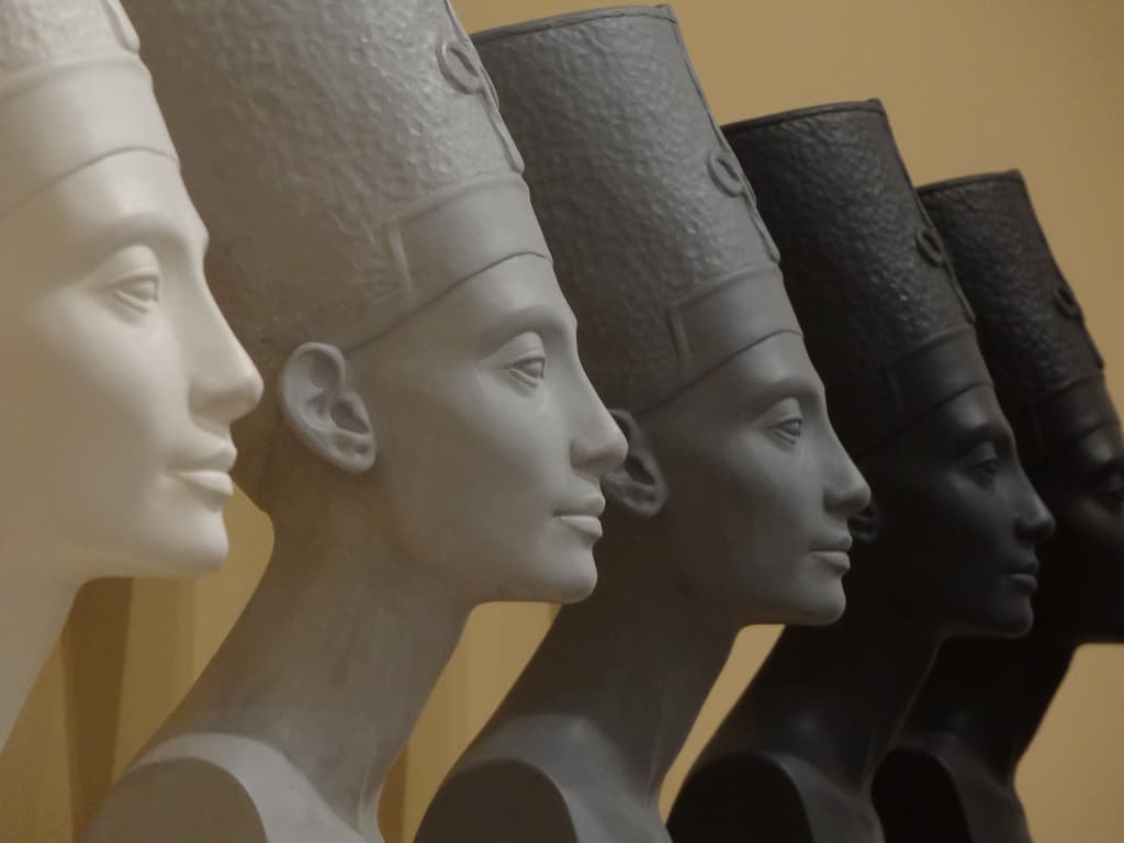 تمثال للملكة الفرعونية الجميلة نفرتيتي
