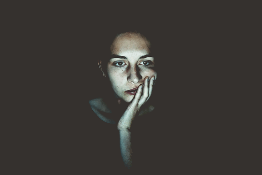امرأة قلقة