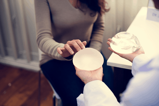 تكبير الثدي.. أزمة جمال أم أزمة ثقة؟