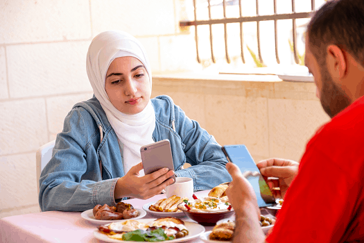 تناول الطعام مع الشريك