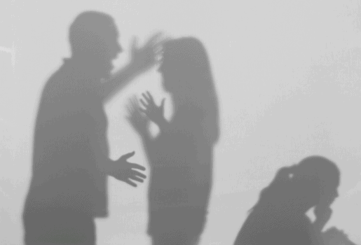 المنزل ليس آمناً على للنساء.. شهادات عن العنف في ظل الإغلاق