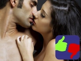 حبيبان يقبلان بعضهما