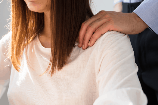 شريكتك أيضاً تتعرض للتحرش.. خمس خطوات لمساعدتها
