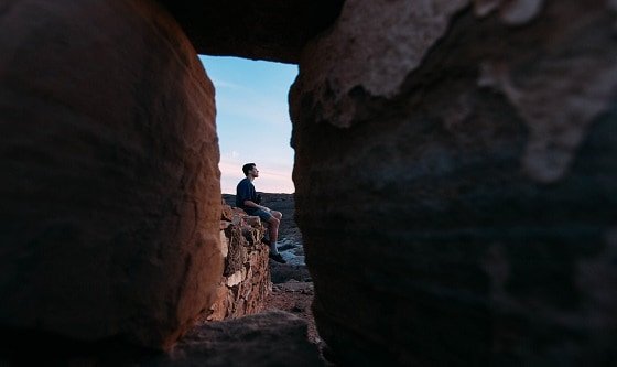أرى أمي مع رجال مختلفين … ماذا أفعل؟