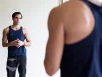 شاب يتأمل نفسه امام المرآة