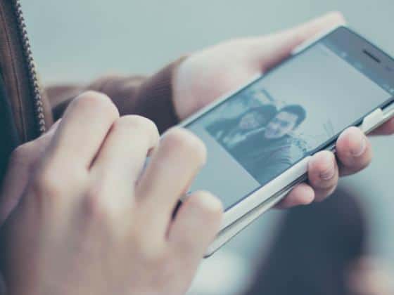 الموبايل: فردوس الحب المعاصر … مهدّد