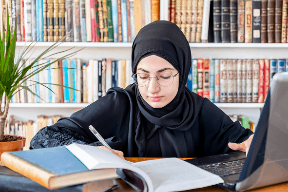 امرأة تدرس