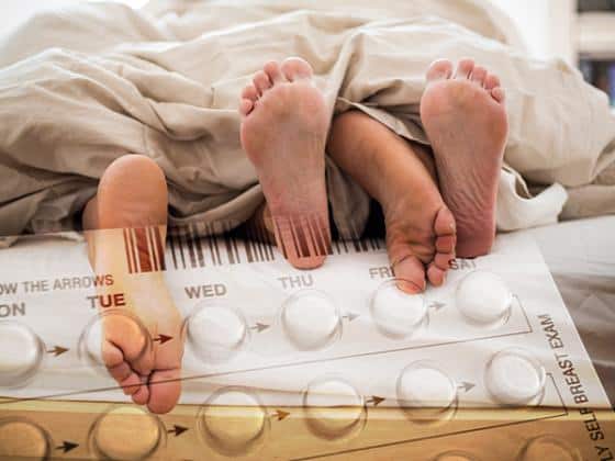 حبوب منع الحمل وأقدام رجل ومرأة