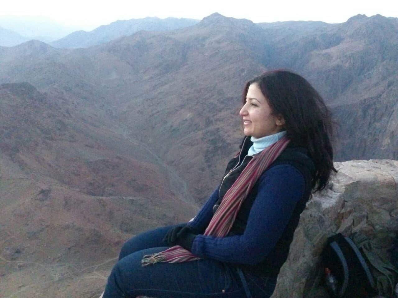رشا الديب مذيعة راديو تهوى الكتابة والقفز بالمظلات