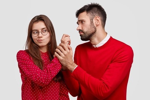 شريك مشغول بمآسي الحياة