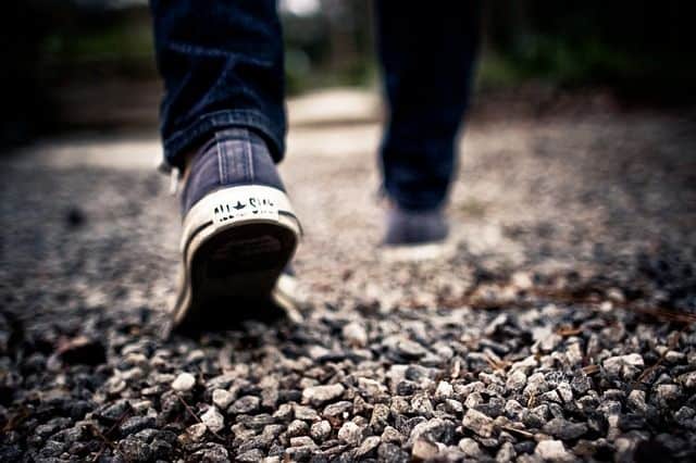 خطوات أقدام تخطو على مجموعة من الحصى