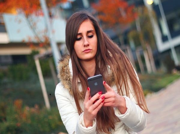 أعرف مراهقة تمارس الجنس هاتفياً