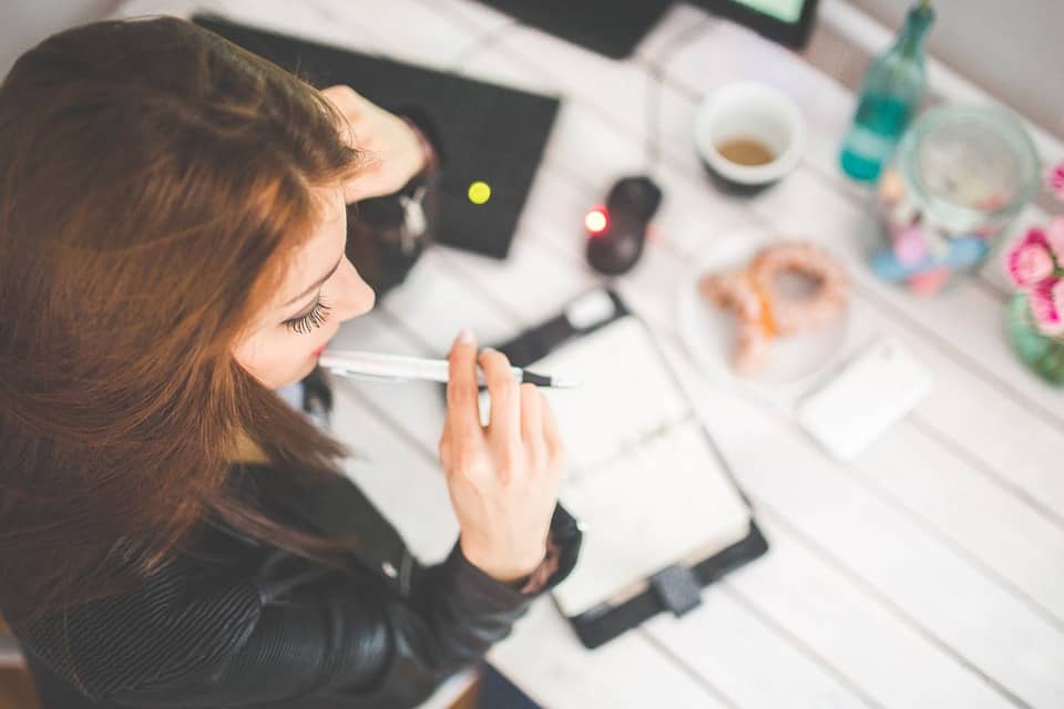 امرأة حائرة و تفكر ماذا تكتب