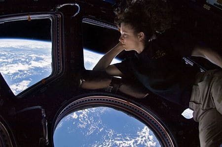 امراة تنظر بتأمل في مركبة فضائية تابعة لوكالة ناسا