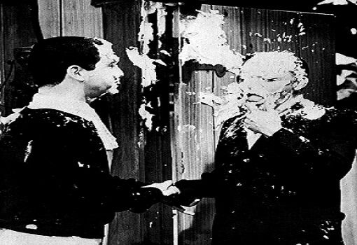 الممثل Soupy Sales مع الممثل Francis Sinatra