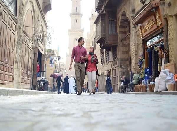 مخاطر مشي العشاق في شوارع القاهرة