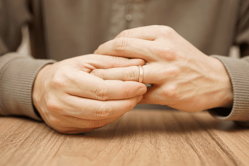 “خلاص بقى اسمي مطلق”.. تأثير تجربة الطلاق على الرجال