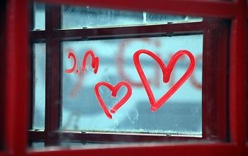 نافذة شباك مرسوم عليها قلوب حب رومانسية