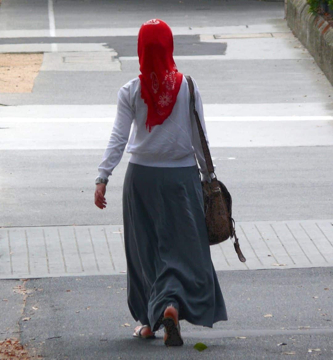 فتاة محجبة تمشي في الشارع