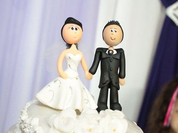 نموذج عريس وعروسة على كعكة زفاف