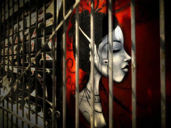 صورة فنية لامرأة جميلة خلف القضبان